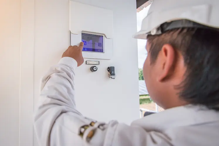 Installazione di un interruttore salvavita in un quadro elettrico a Bologna