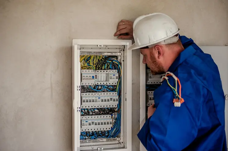 Tecnico che controlla un impianto elettrico civile a Bologna