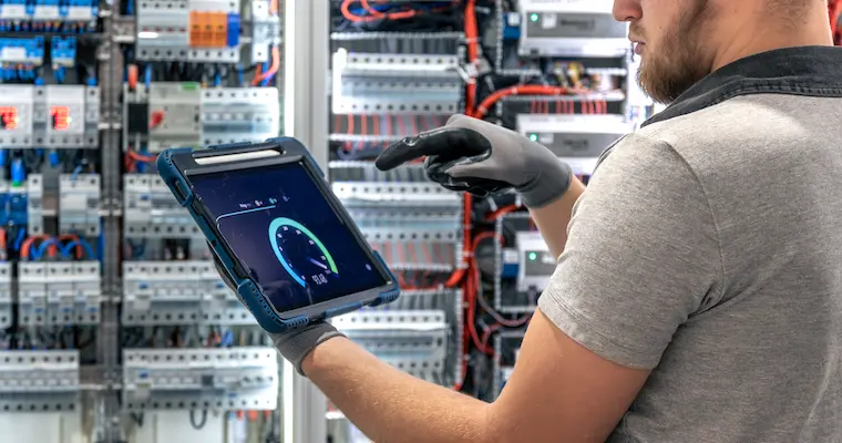 Tecnico che verifica la conformità di un impianto elettrico a Bologna