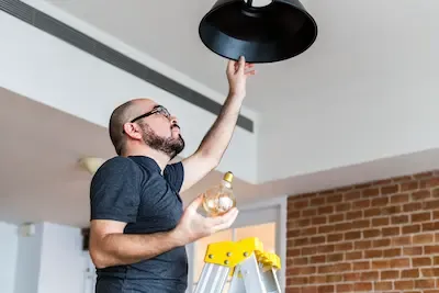 Faretti a LED installati a soffitto in un salotto moderno