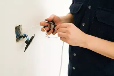 Elettricista che individua la causa di un corto circuito con strumentazione dedicata