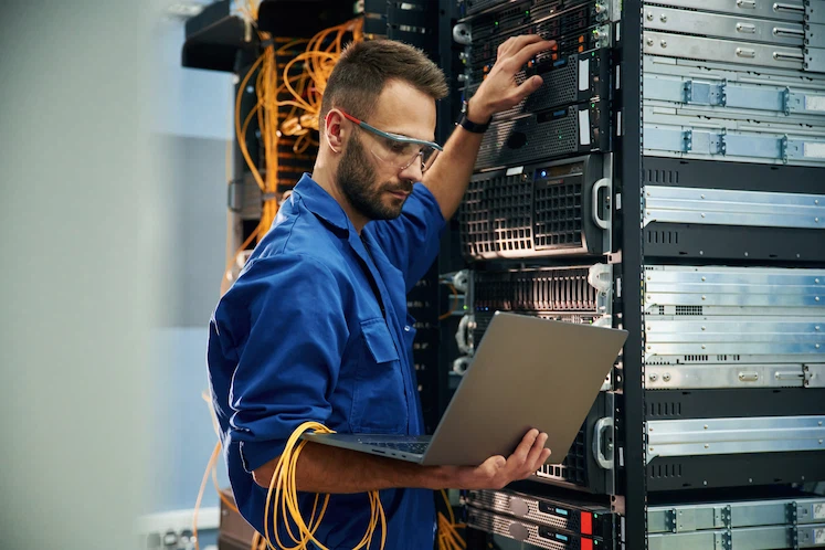 Elettricista che aggiorna un quadro elettrico datato a Bologna